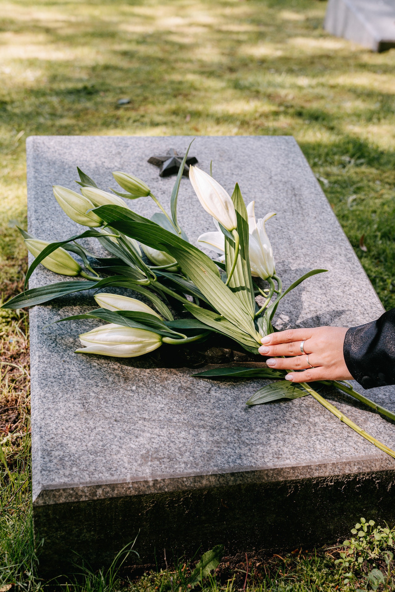 Jakie sztuczne kwiaty wybrać na Święto Zmarłych?